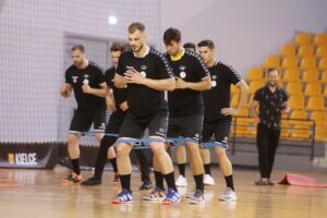 23.07.2020. Kielce. Trening PGE Kielce. Na zdjęciu (od lewej): Artiom Karaliok, Daniel Dujszebajew, Angel Fernandez / Wiktor Taszłow / Radio Kielce