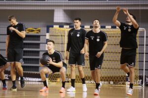 23.07.2020. Kielce. Trening PGE Kielce. Na zdjęciu (od lewej): Władysław Kulesz, Michał Olejniczak, Szymon Sićko, Igor Karacić i Alex Dujszebajew / Wiktor Taszłow / Radio Kielce