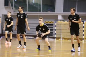 23.07.2020. Kielce. Trening PGE Kielce. Na zdjęciu (od lewej): Igor Karacić, Cezary Surgiel i Sighvaldi Björn Gudjonsson / Wiktor Taszłow / Radio Kielce