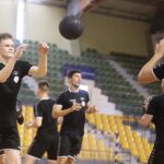 23.07.2020. Kielce. Trening PGE Kielce. Na zdjęciu (od lewej): Cezary Surgiel i Alex Dujszebajew / Wiktor Taszłow / Radio Kielce