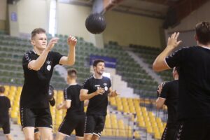 23.07.2020. Kielce. Trening PGE Kielce. Na zdjęciu (od lewej): Cezary Surgiel i Alex Dujszebajew / Wiktor Taszłow / Radio Kielce