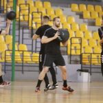 23.07.2020. Kielce. Trening PGE Kielce. Na zdjęciu (w środku): Andreas Wolff / Wiktor Taszłow / Radio Kielce