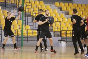 23.07.2020. Kielce. Trening PGE Kielce. Na zdjęciu (w środku): Andreas Wolff / Wiktor Taszłow / Radio Kielce