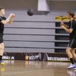 23.07.2020. Kielce. Trening PGE Kielce. Na zdjęciu (od lewej): Cezary Surgiel i Sighvaldi Björn Gudjonsson / Wiktor Taszłow / Radio Kielce