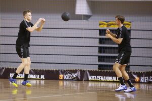 23.07.2020. Kielce. Trening PGE Kielce. Na zdjęciu (od lewej): Cezary Surgiel i Sighvaldi Björn Gudjonsson / Wiktor Taszłow / Radio Kielce