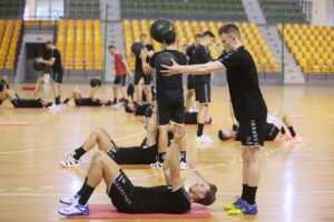 23.07.2020. Kielce. Trening PGE Kielce. Na zdjęciu (od lewej): Sighvaldi Björn Gudjonsson i Cezary Surgiel / Wiktor Taszłow / Radio Kielce