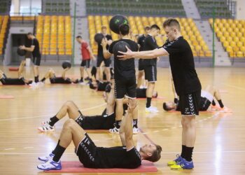 23.07.2020. Kielce. Trening PGE Kielce. Na zdjęciu (od lewej): Sighvaldi Björn Gudjonsson i Cezary Surgiel / Wiktor Taszłow / Radio Kielce