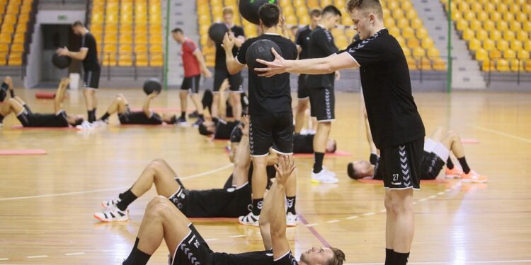 23.07.2020. Kielce. Trening PGE Kielce. Na zdjęciu (od lewej): Sighvaldi Björn Gudjonsson i Cezary Surgiel / Wiktor Taszłow / Radio Kielce