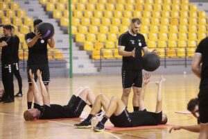 23.07.2020. Kielce. Trening PGE Kielce. Na zdjęciu: Artiom Karaliok / Wiktor Taszłow / Radio Kielce