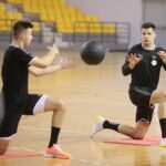 23.07.2020. Kielce. Trening PGE Kielce. Na zdjęciu (od lewej): Michał Olejniczak i Szymon Sićko / Wiktor Taszłow / Radio Kielce