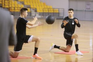 23.07.2020. Kielce. Trening PGE Kielce. Na zdjęciu (od lewej): Michał Olejniczak i Szymon Sićko / Wiktor Taszłow / Radio Kielce