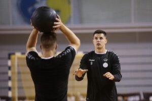 23.07.2020. Kielce. Trening PGE Kielce. Na zdjęciu (z prawej): Szymon Sićko / Wiktor Taszłow / Radio Kielce