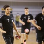 23.07.2020. Kielce. Trening PGE Kielce. Na zdjęciu (z lewej): Alex Dujszebajew / Wiktor Taszłow / Radio Kielce