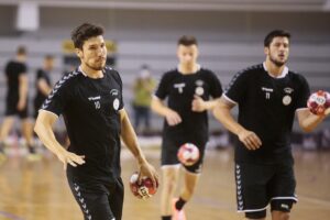 23.07.2020. Kielce. Trening PGE Kielce. Na zdjęciu (z lewej): Alex Dujszebajew / Wiktor Taszłow / Radio Kielce