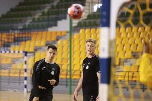 23.07.2020. Kielce. Trening PGE Kielce. Na zdjęciu (od lewej): Szymon Sićko i Sebastian Kaczor / Wiktor Taszłow / Radio Kielce