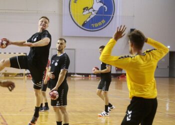 23.07.2020. Kielce. Trening PGE Kielce. Na zdjęciu (od lewej): Sebastian Kaczor i Artiom Karaliok / Wiktor Taszłow / Radio Kielce