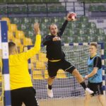 23.07.2020. Kielce. Trening PGE Kielce. Na zdjęciu (od lewej): Arkadiusz Moryto i Cezary Surgiel / Wiktor Taszłow / Radio Kielce