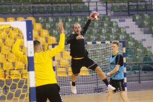 23.07.2020. Kielce. Trening PGE Kielce. Na zdjęciu (od lewej): Arkadiusz Moryto i Cezary Surgiel / Wiktor Taszłow / Radio Kielce