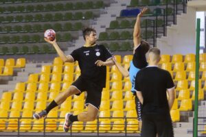 23.07.2020. Kielce. Trening PGE Kielce. Na zdjęciu: Daniel Dujszebajew / Wiktor Taszłow / Radio Kielce