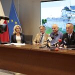 24.07.2020. Kielce. Konferencja dotycząca dofinansowania prac konserwatorskich przy zabytkach wpisanych do rejestru w województwie świętokrzyskim. Na zdjęciu (od lewej): Anna Żak-Stobiecka - wojewódzki konserwator zabytków, Oskar Szrajer - właściciel kamienicy przy ulicy Wesołej w Kielcach, Andrzej Szczerbowski - właściciel zespołu dworskiego w Śmiłowie, Zbigniew Koniusz - wojewoda świętokrzyski / Wiktor Taszłow / Radio Kielce