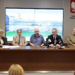 24.07.2020. Kielce. Konferencja dotycząca dofinansowania prac konserwatorskich przy zabytkach wpisanych do rejestru w województwie świętokrzyskim. Na zdjęciu (od lewej): Anna Żak-Stobiecka - wojewódzki konserwator zabytków, Oskar Szrajer - właściciel kamienicy przy ulicy Wesołej w Kielcach, Andrzej Szczerbowski - właściciel zespołu dworskiego w Śmiłowie, Zbigniew Koniusz - wojewoda świętokrzyski, ks. Stanisław Kondrak – proboszcz parafii pw. Świętego Jakuba w Szczaworyżu / Wiktor Taszłow / Radio Kielce