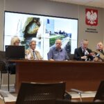 24.07.2020. Kielce. Konferencja dotycząca dofinansowania prac konserwatorskich przy zabytkach wpisanych do rejestru w województwie świętokrzyskim. Na zdjęciu (od lewej): Anna Żak-Stobiecka - wojewódzki konserwator zabytków, Oskar Szrajer - właściciel kamienicy przy ulicy Wesołej w Kielcach, Andrzej Szczerbowski - właściciel zespołu dworskiego w Śmiłowie, Zbigniew Koniusz - wojewoda świętokrzyski, ks. Stanisław Kondrak – proboszcz parafii pw. Świętego Jakuba w Szczaworyżu / Wiktor Taszłow / Radio Kielce