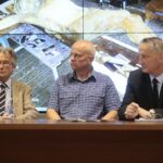 24.07.2020. Kielce. Konferencja dotycząca dofinansowania prac konserwatorskich przy zabytkach wpisanych do rejestru w województwie świętokrzyskim. Na zdjęciu (od lewej): . Na zdjęciu (od lewej): Oskar Szrajer - właściciel kamienicy przy ulicy Wesołej w Kielcach, Andrzej Szczerbowski - właściciel zespołu dworskiego w Śmiłowie, Zbigniew Koniusz - wojewoda świętokrzyski / Wiktor Taszłow / Radio Kielce