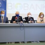 dyrektor RCNT, Andrzej Bętkowski - marszałek województwa świętokrzyskiego, Marek Bogusławski - wicemarszałek województwa świętokrzyskiego, Bogumiła Niziołek - dyrektor Departamentu Ochrony Zdrowia Urzędu Marszałkowskiego Województwa Świętokrzyskiego / Wiktor Taszłow / Radio Kielce