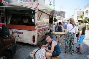 25.07.2020. Kielce. Zlot Food Trucków / Wiktor Taszłow / Radio Kielce