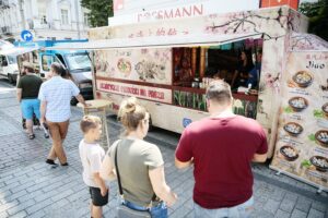 25.07.2020. Kielce. Zlot Food Trucków / Wiktor Taszłow / Radio Kielce