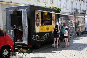 25.07.2020. Kielce. Zlot Food Trucków / Wiktor Taszłow / Radio Kielce