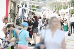 25.07.2020. Kielce. Zlot Food Trucków / Wiktor Taszłow / Radio Kielce