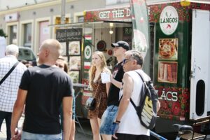 25.07.2020. Kielce. Zlot Food Trucków / Wiktor Taszłow / Radio Kielce