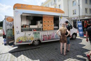 25.07.2020. Kielce. Zlot Food Trucków / Wiktor Taszłow / Radio Kielce