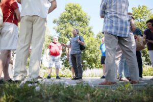 26.07.2020. Kielce. Spacer Historyczny „Dzieje SHL-ki”. Na zdjęciu (w środku): Krzysztof Myśliński - p.o. dyrektora Muzeum Historii Kielc / Wiktor Taszłow / Radio Kielce