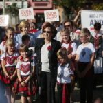 01.07.2020. Skalbmierz. Wizyta marszałek Sejmu Elżbiety Witek. Od lewej:  poseł Marek Kwitek, poseł Anna Krupka - wiceminister sportu, Elżbieta Witek - marszałek Sejmu, poseł Agata Wojtyszek, poseł Krzysztof Lipiec / Wiktor Taszłow / Radio Kielce