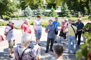 26.07.2020. Kielce. Spacer Historyczny „Dzieje SHL-ki”. Na zdjęciu (w środku): Krzysztof Myśliński - p.o. dyrektora Muzeum Historii Kielc / Wiktor Taszłow / Radio Kielce