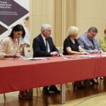 27.07.2020. Kielce. Podpisanie umów dotyczących opieki medycznej, edukacji przedszkolnej i profilaktyki chorób zawodowych. Na zdjęciu (od lewej): Magdalena Węgłowska - skarbnik gminy Skarżysko Kościelne, Andrzej Bętkowski - marszałek województwa świętokrzyskiego, Renata Janik - wicemarszałek województwa świętokrzyskiego, Jacek Bryzik - wójt gminy Skarżysko Kościelne / Wiktor Taszłow / Radio Kielce