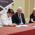 27.07.2020. Kielce. Podpisanie umów dotyczących opieki medycznej, edukacji przedszkolnej i profilaktyki chorób zawodowych. Na zdjęciu (od lewej): siostra Joanna Bartoszczyk - dyrektor przedszkola w Klimontowie, Andrzej Bętkowski - marszałek województwa świętokrzyskiego, Renata Janik - wicemarszałek województwa świętokrzyskiego / Wiktor Taszłow / Radio Kielce