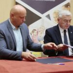 27.07.2020. Kielce. Podpisanie umów dotyczących opieki medycznej, edukacji przedszkolnej i profilaktyki chorób zawodowych. Na zdjęciu (od lewej): Damian Szpak - wójt Rakowa, Andrzej Bętkowski - marszałek województwa świętokrzyskiego, / Wiktor Taszłow / Radio Kielce