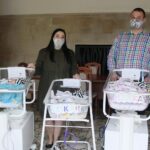 03.07.2020. Kielce. Trojaczki urodzone w WSZ w Kielcach w poniedziałek wychodzą do domu. Na zdjęciu: Paulina i Bartłomiej Oczkowicz - rodzice trojaczków / Wiktor Taszłow / Radio Kielce