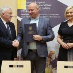 27.07.2020. Kielce. Podpisanie umów dotyczących opieki medycznej, edukacji przedszkolnej i profilaktyki chorób zawodowych. Na zdjęciu (od lewej): Andrzej Bętkowski - marszałek województwa świętokrzyskiego, Damian Szpak - wójt Rakowa, Renata Janik - wicemarszałek województwa świętokrzyskiego / Wiktor Taszłow / Radio Kielce