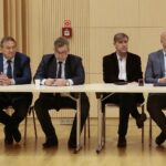 27.07.2020. Kielce. Podpisanie umów dotyczących opieki medycznej, edukacji przedszkolnej i profilaktyki chorób zawodowych. Na zdjęciu (od lewej): Mirosław Gębski - starosta kielecki, Tomasz Pleban - zastępca starosty kieleckiego, Artur Nadolny - skarbnik gminy Raków, Damian Szpak - wójt Rakowa / Wiktor Taszłow / Radio Kielce