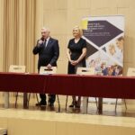 27.07.2020. Kielce. Podpisanie umów dotyczących opieki medycznej, edukacji przedszkolnej i profilaktyki chorób zawodowych. Na zdjęciu (od lewej): Andrzej Bętkowski - marszałek województwa świętokrzyskiego, Renata Janik - wicemarszałek województwa świętokrzyskiego / Wiktor Taszłow / Radio Kielce