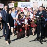 01.07.2020. Skalbmierz. Wizyta marszałek Sejmu Elżbiety Witek. Od lewej: Zbigniew Koniusz - wojewoda,  poseł Marek Kwitek, Elżbieta Witek - marszałek Sejmu, poseł Anna Krupka - wiceminister sportu, poseł Mariusz Gosek, poseł Agata Wojtyszek, poseł Krzysztof Lipiec, Marek Juszczyk -  burmistrz Skalbmierza / Wiktor Taszłow / Radio Kielce