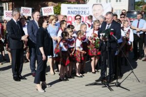 01.07.2020. Skalbmierz. Wizyta marszałek Sejmu Elżbiety Witek. Od lewej: Zbigniew Koniusz - wojewoda, poseł Marek Kwitek, Elżbieta Witek - marszałek Sejmu, poseł Anna Krupka - wiceminister sportu, poseł Mariusz Gosek, poseł Agata Wojtyszek, poseł Krzysztof Lipiec, Marek Juszczyk - burmistrz Skalbmierza / Wiktor Taszłow / Radio Kielce