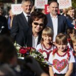 01.07.2020. Skalbmierz. Wizyta marszałek Sejmu Elżbiety Witek. Od lewej:  Marek Juszczyk -  burmistrz Skalbmierza, Zbigniew Koniusz - wojewoda,  Elżbieta Witek - marszałek Sejmu, poseł Marek Kwitek. W głębi: poseł Anna Krupka - wiceminister sportu, poseł Mariusz Gosek / Wiktor Taszłow / Radio Kielce