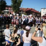 01.07.2020. Skalbmierz. Wizyta marszałek Sejmu Elżbiety Witek. Od lewej:  Marek Juszczyk -  burmistrz Skalbmierza, Zbigniew Koniusz - wojewoda,  poseł Marek Kwitek,  poseł Anna Krupka - wiceminister sportu, poseł Mariusz Gosek, Elżbieta Witek - marszałek Sejmu, poseł Agata Wojtyszek, poseł Krzysztof Lipiec                  / Wiktor Taszłow / Radio Kielce