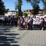 01.07.2020. Skalbmierz. Wizyta marszałek Sejmu Elżbiety Witek. Od lewej:  Marek Juszczyk -  burmistrz Skalbmierza, Zbigniew Koniusz - wojewoda,  poseł Marek Kwitek, Elżbieta Witek - marszałek Sejmu, poseł Anna Krupka - wiceminister sportu, poseł Mariusz Gosek, poseł Agata Wojtyszek, poseł Krzysztof Lipiec / Wiktor Taszłow / Radio Kielce