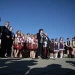 01.07.2020. Skalbmierz. Wizyta marszałek Sejmu Elżbiety Witek. Od lewej:  Marek Juszczyk -  burmistrz Skalbmierza, Zbigniew Koniusz - wojewoda,  poseł Marek Kwitek, poseł Agata Wojtyszek, Elżbieta Witek - marszałek Sejmu, poseł Krzysztof Lipiec / Wiktor Taszłow / Radio Kielce